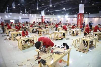 東成紅木工匠榮獲“中國家具行業技術能手”稱號