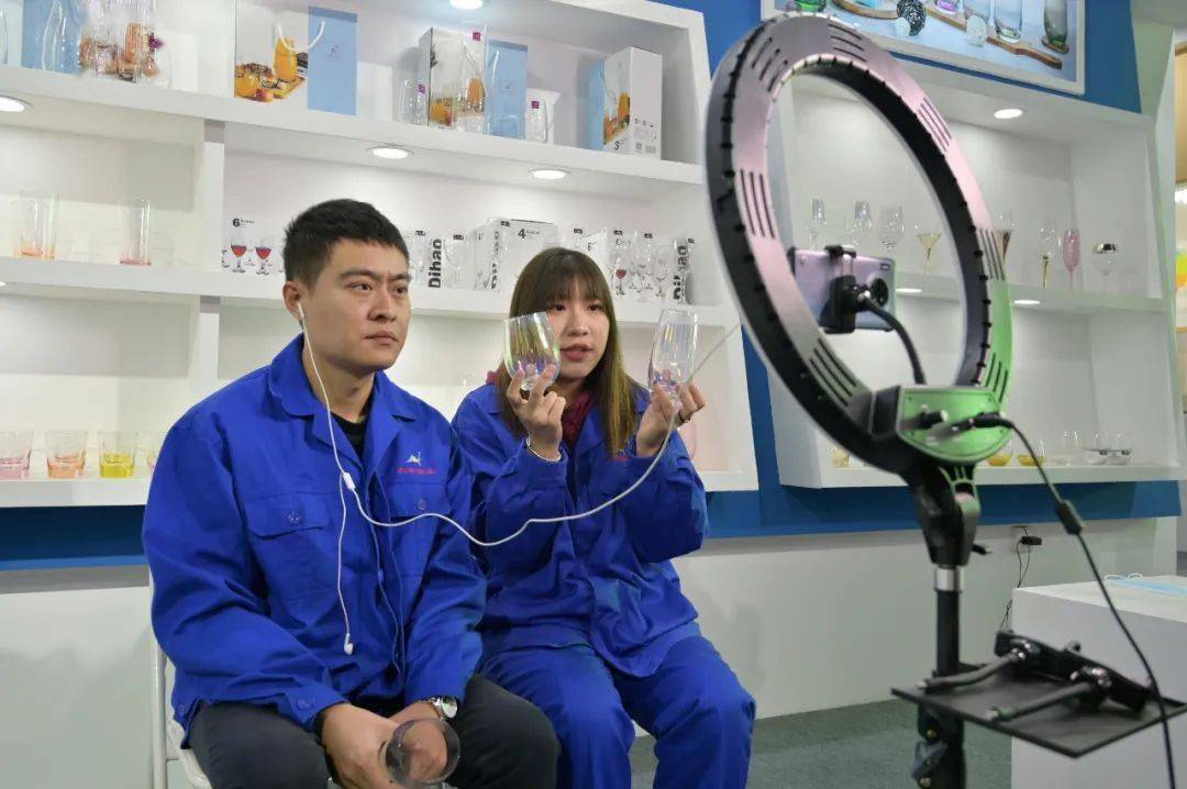 第三屆中國(祁縣)玻璃器皿博覽會 暨“一帶一路”中小企業特色產業產品交易會開幕